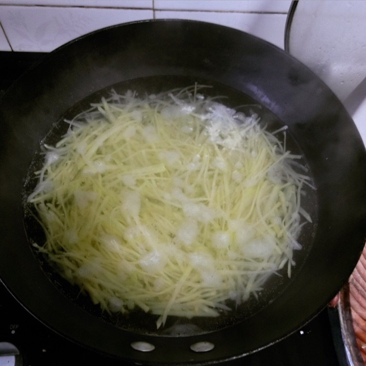 炝土豆丝的做法图解2