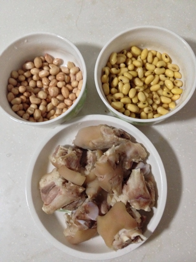 黄豆花生猪蹄汤的做法图解3