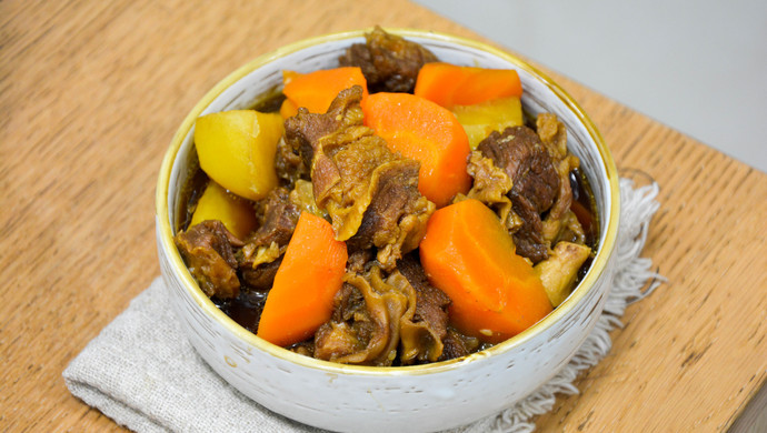 电饭煲牛肉炖土豆胡萝卜