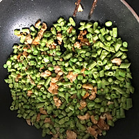 橄榄菜土鸡胸肉炒豆角的做法图解4