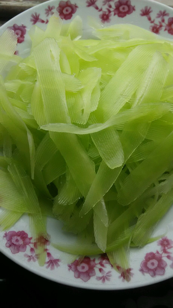 莴笋去皮,切薄片或者削片,我是用削皮削的,又