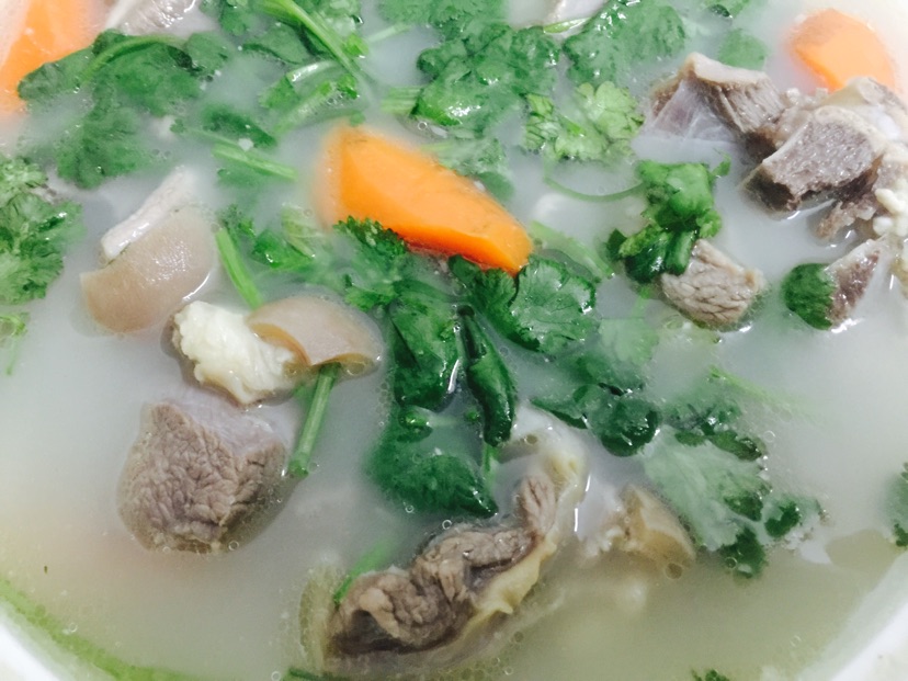胡萝卜羊肉汤的做法图解2