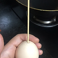 一支竹签教你快速做黄金蛋的做法图解2