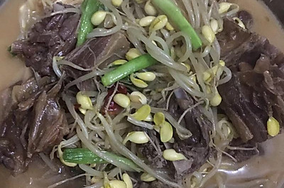 腊肉炖豆芽菜