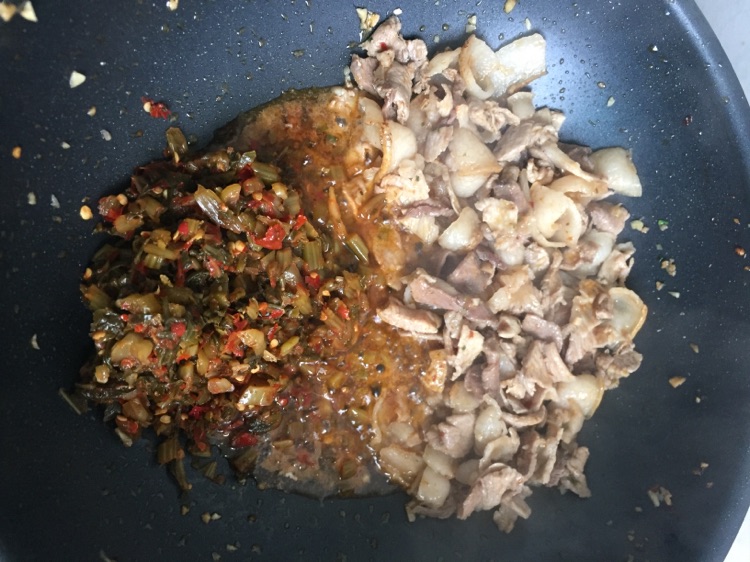 酸菜炒肉的做法图解4