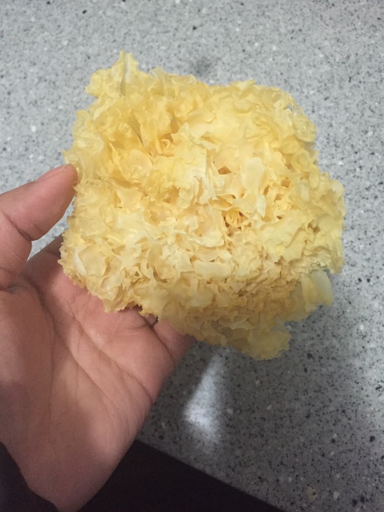 银耳红枣汤的做法图解1