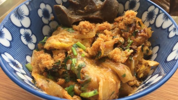 鸡蛋蛋肉松姜母鸭腱烤冷面