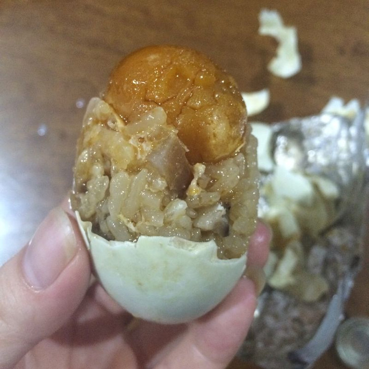 咸鸭蛋糯米粽的做法