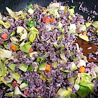 #晒出你的团圆大餐#紫米蔬菜炒饭的做法图解2
