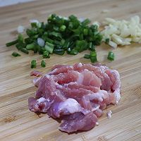 简单家常菜|尖椒炒肉的做法图解1
