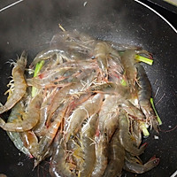 吃腻了白灼虾来个酱油葱炒虾的做法图解3