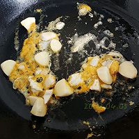蒜菇蛋蛋烩菠菜的做法图解3