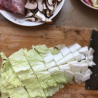 白菜炖猪肉的做法图解2