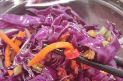美味营养美容减肥凉拌菜——紫甘蓝