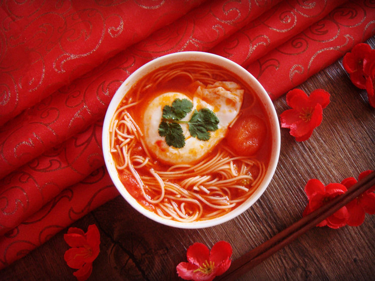 这个冬季你需要一碗温暖的面   西红杮鸡蛋龙须面汤的做法