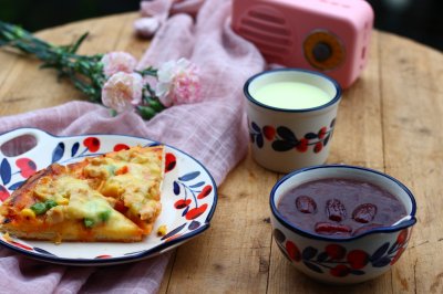 儿童营养早餐：鸡肉杂疏披萨+红豆红枣汤+安佳牛奶
