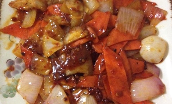 胡萝卜洋葱回锅肉的做法