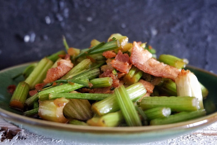 芹菜炒肉的做法