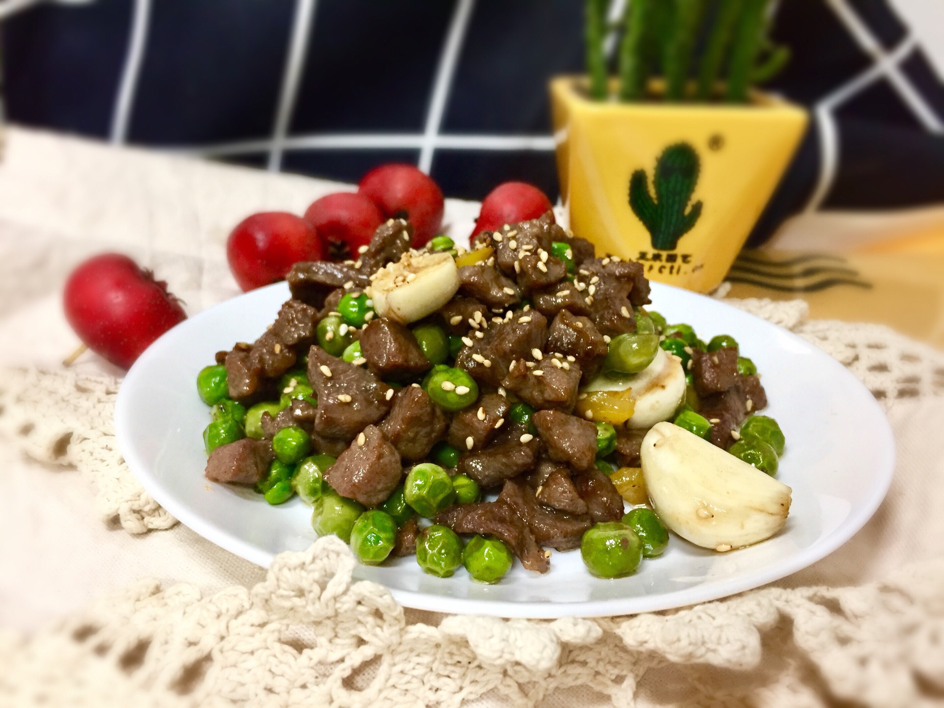 Diced beef with peas