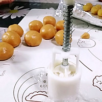莲蓉蛋黄月饼的做法图解11