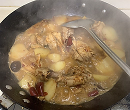 粗鲁土豆炖鸡腿的做法