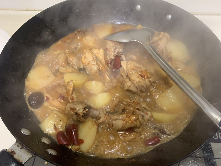 粗鲁土豆炖鸡腿的做法