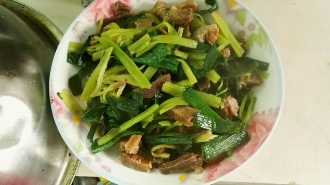 芹菜炒腊肉的做法图解3