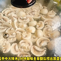 #嗨fun暑假# 白蘑菇炒五花肉的做法图解1