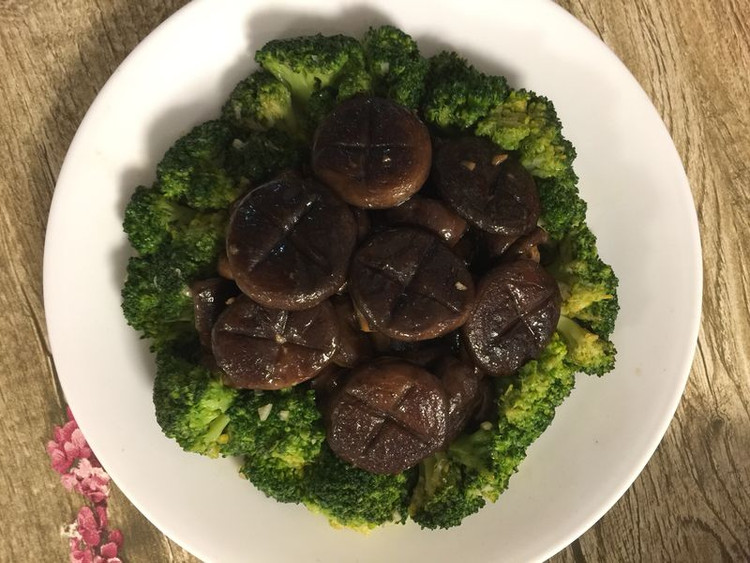 西兰花炒香菇的做法