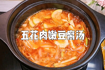 辣白菜五花肉嫩豆腐汤