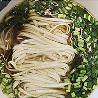 卧个荷包蛋，做个韭菜酸汤面的做法图解7
