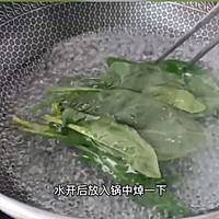 #美食视频挑战赛# 青蛙菠菜小松饼的做法图解2