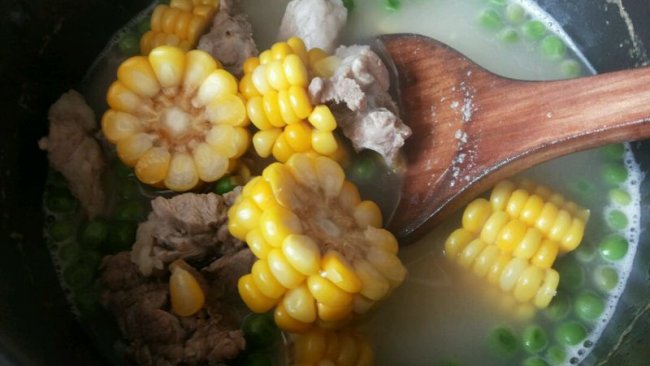 简易排骨玉米汤的做法