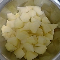 便宜又好吃的鸡架炖土豆的做法图解1