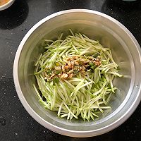 清脆爽口的凉拌西葫芦丝的做法图解9