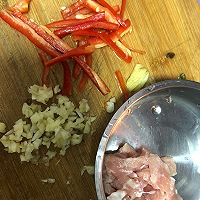 荷兰豆炒瘦肉的做法图解2