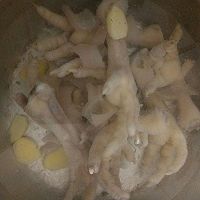 黄豆鸡脚汤的做法图解3