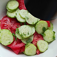 黄瓜西红柿沙拉的做法图解6