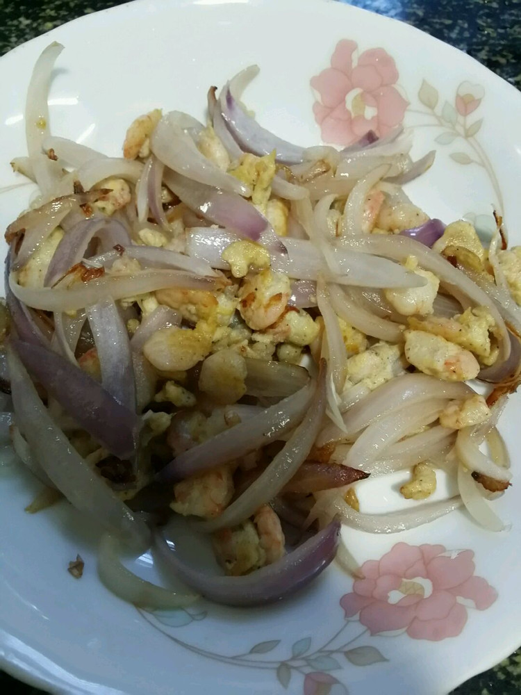 洋葱虾仁炒蛋的做法