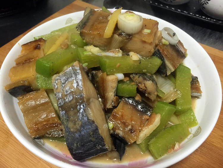青萝卜炖甜晒鲅鱼的做法
