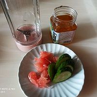 红柚黄瓜汁的做法图解1