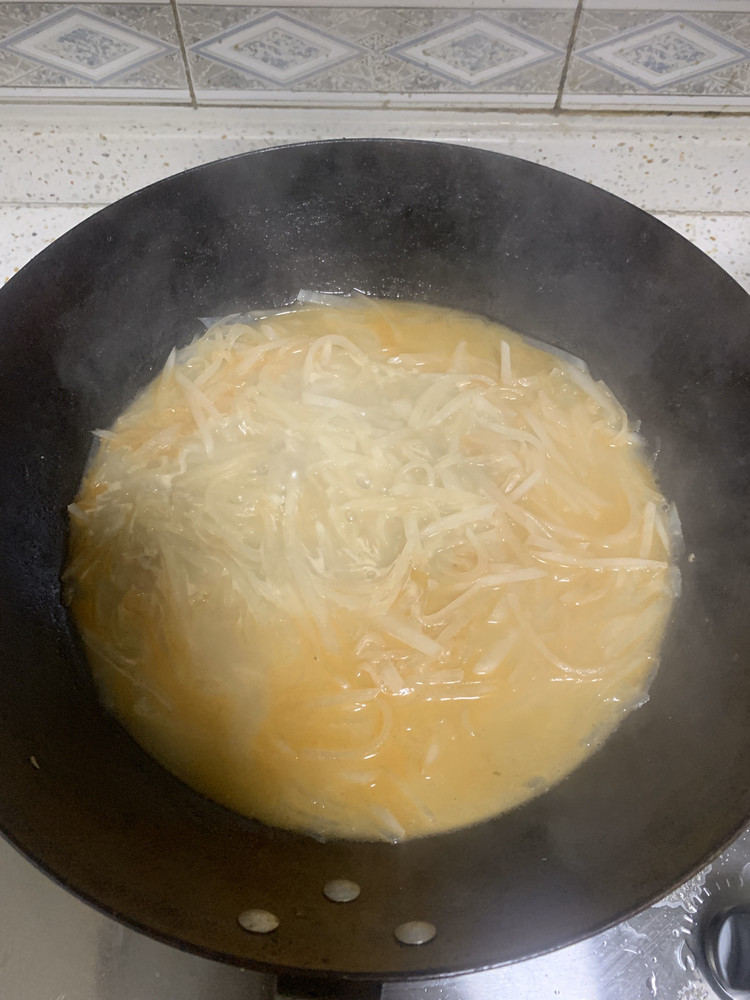 鲜甜顺气：虾汤煨白萝卜丝的做法