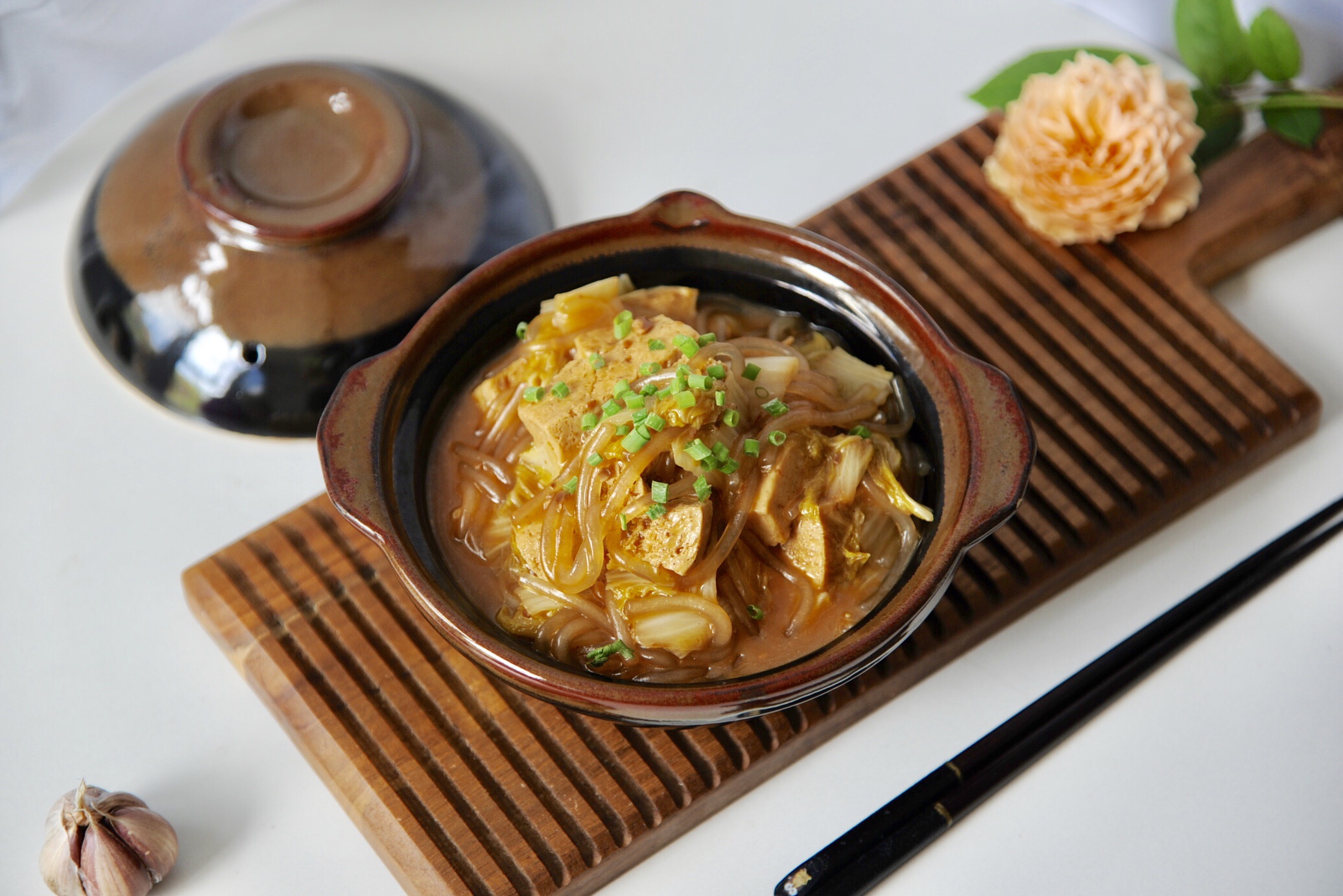 Stewed frozen tofu with baby cabbage and vermicelli