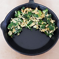 卡通餐—韭菜炒蛋娃娃饭的做法图解1
