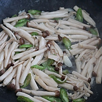 #夏日开胃餐#蟹味菇炒蛋，软嫩下饭很入味的做法图解3