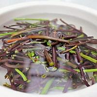 减脂美食，素炒野生蕨菜的做法图解3