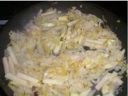 酸菜白肉熬土豆的做法图解4