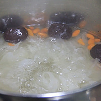 百合银耳红枣枸杞汤的做法图解2