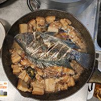 西数传家菜：鲫鱼红烧肉的做法图解5