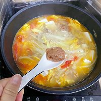 松茸鲜杂蔬汤（番茄金针菇鸡蛋豆腐蔬菜肉丸）的做法图解10